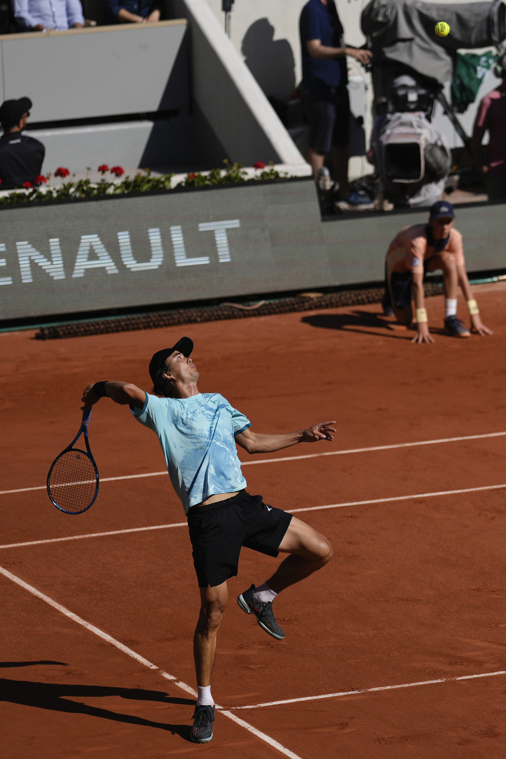 法国网球队险胜英国网球队，阿尔卡拉斯三分雨点燃全场的简单介绍