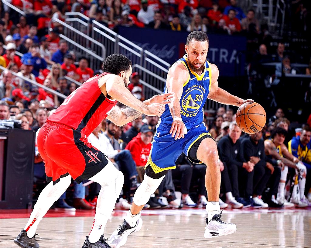 火箭队球员勉力备战接下来对阵公牛的比赛的简单介绍