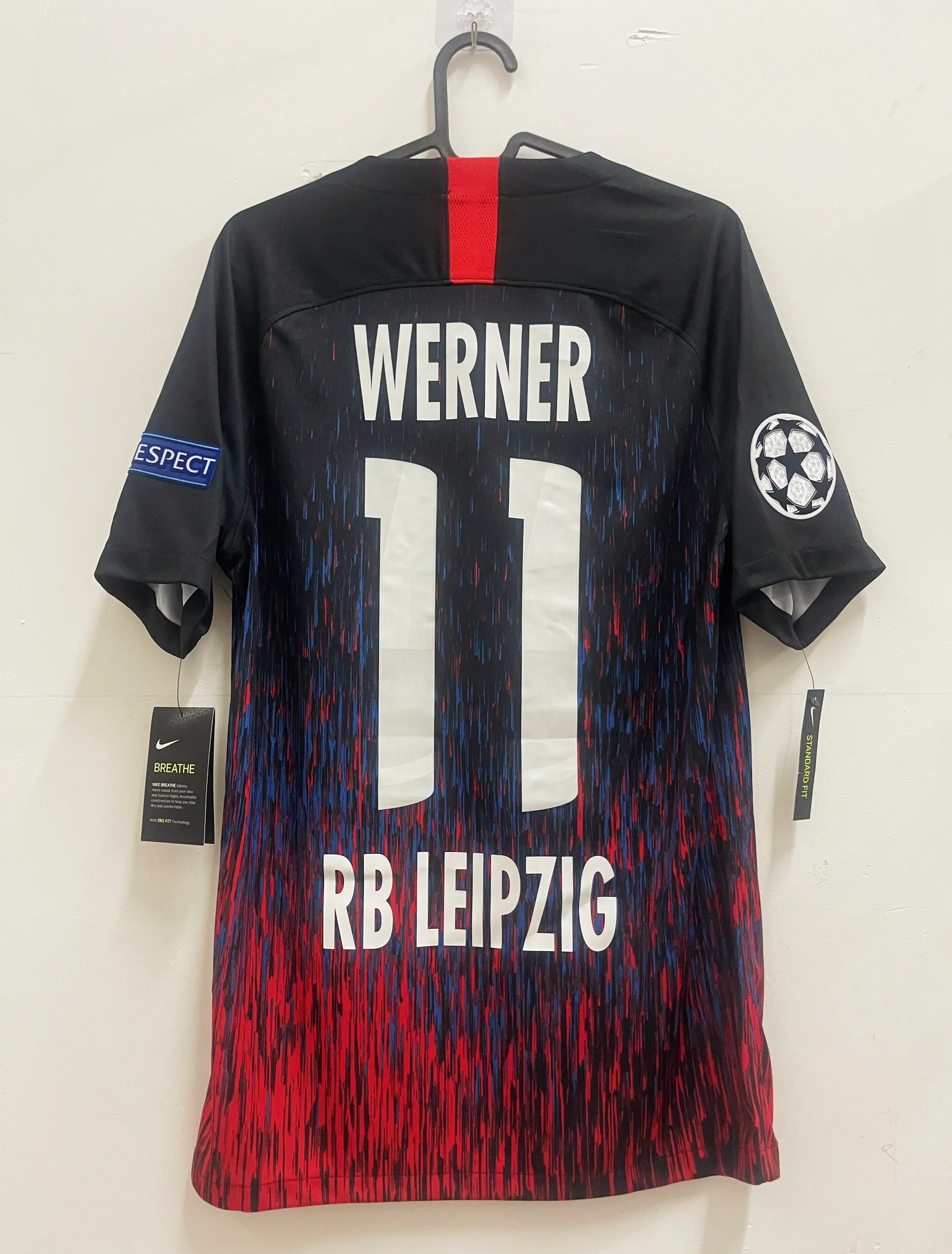 维罗纳球员获赠新赛季球衣,备战重要比赛 维罗纳球员获赠新赛季球衣,备战重要比赛