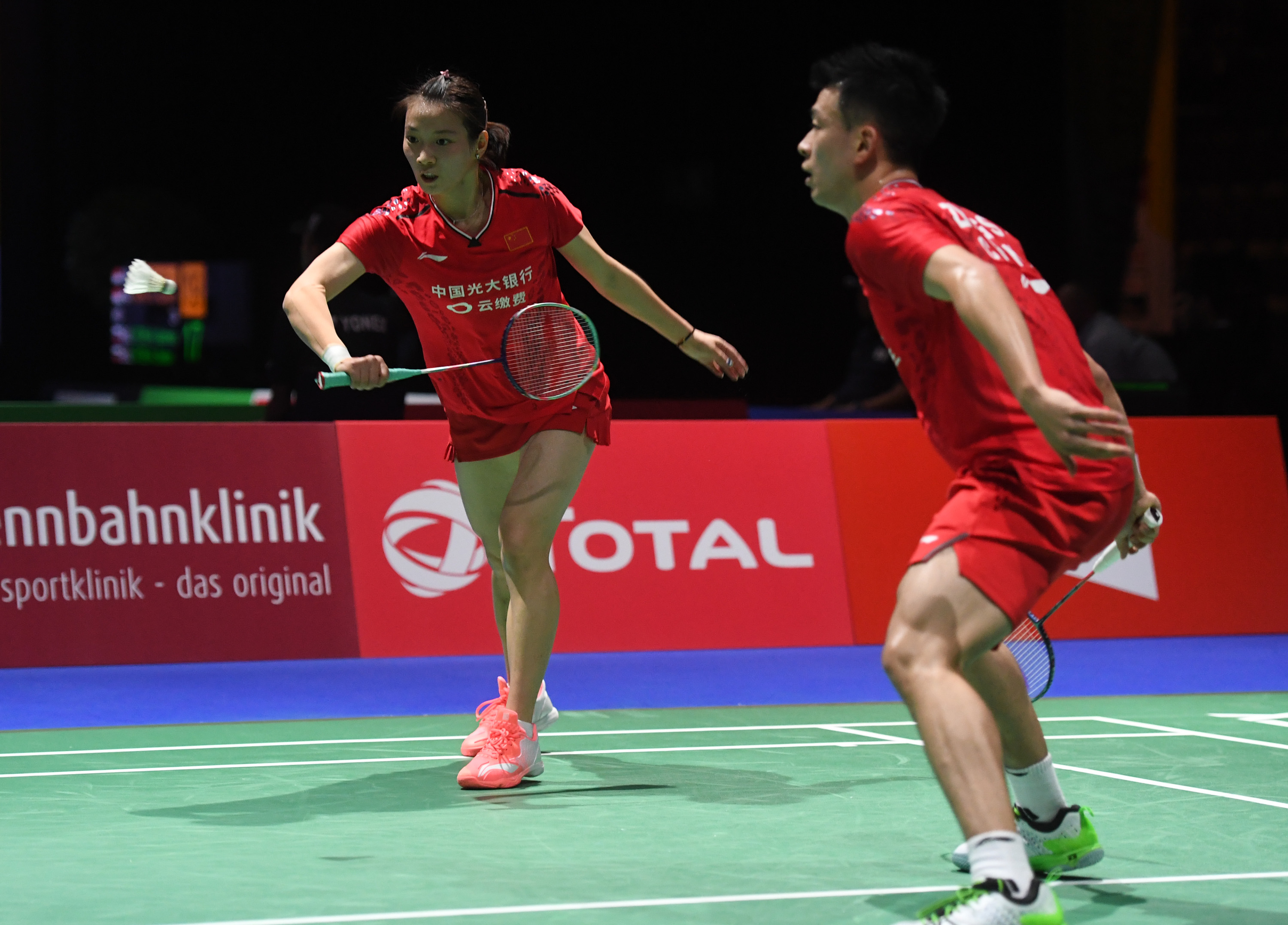 包含印度队险胜中国队，郑思维刷新纪录的词条