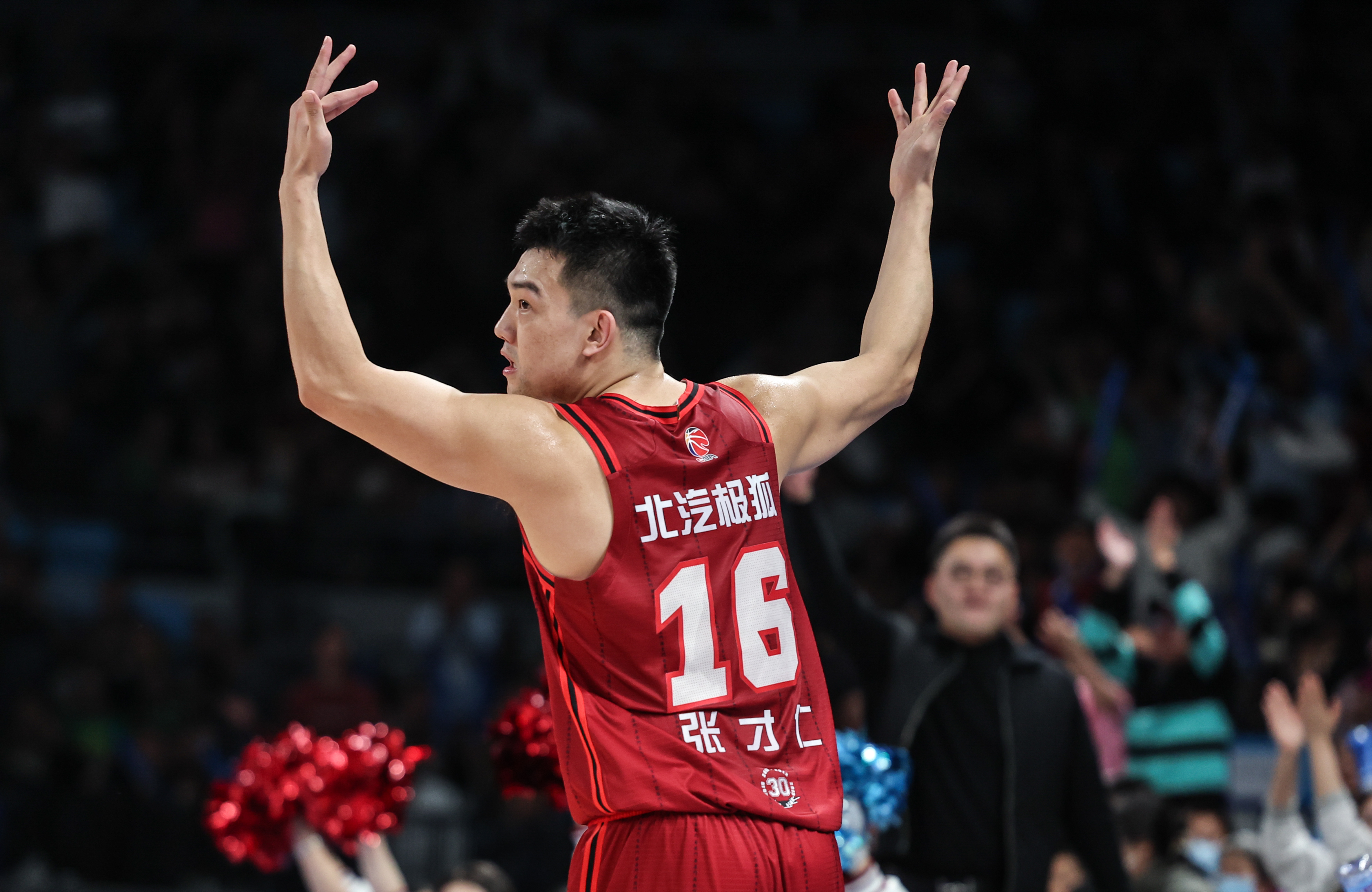 关于篮球联赛球员状态火爆，技术表现出色的信息